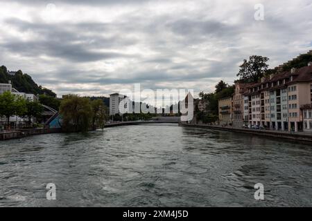 LUCERNA, SVIZZERA - 13 LUGLIO 2024: Fiume Reuss a Lucerna, vista dal ponte spreuer Foto Stock