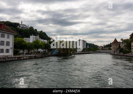 LUCERNA, SVIZZERA - 13 LUGLIO 2024: Fiume Reuss a Lucerna, vista dal ponte spreuer Foto Stock