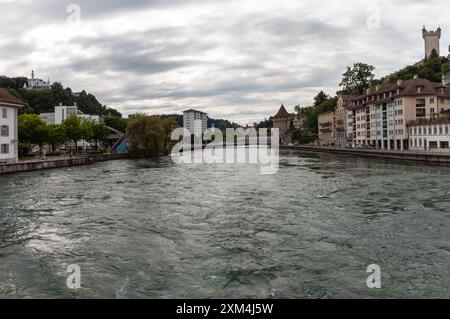 LUCERNA, SVIZZERA - 13 LUGLIO 2024: Fiume Reuss a Lucerna, vista dal ponte spreuer Foto Stock