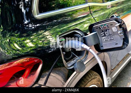 Ricarica di auto elettriche presso un punto di ricarica su strada. Londra Regno Unito. Foto Stock