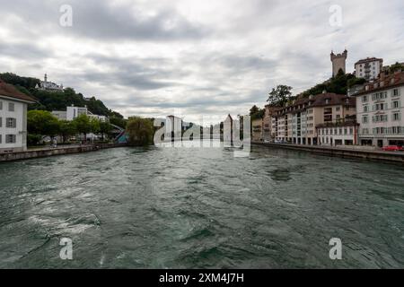 LUCERNA, SVIZZERA - 13 LUGLIO 2024: Fiume Reuss a Lucerna, vista dal ponte spreuer Foto Stock