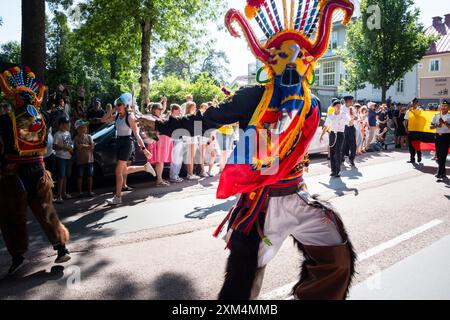 MARIEHAMN, Åland, FINLANDIA - LUGLIO 25 2024: L'equipaggio danzante del sommergibile dell'Ecuador Guayas è un momento culminante della sfilata per le strade di migliaia di membri dell'equipaggio delle 57 navi. Secondo giorno della terza tappa Åland della corsa delle navi alte 2024 nel porto principale, Mariehamn, Åland, Finlandia. Foto: Rob Watkins/Alamy Live News. INFO: La Tall Ships Race è un evento velico annuale che comprende navi d'alto livello storiche e moderne. Promuove l'amicizia internazionale e la formazione dei giovani, attirando partecipanti e spettatori in tutto il mondo per celebrare il patrimonio marittimo e l'arte della vela tradizionale Foto Stock