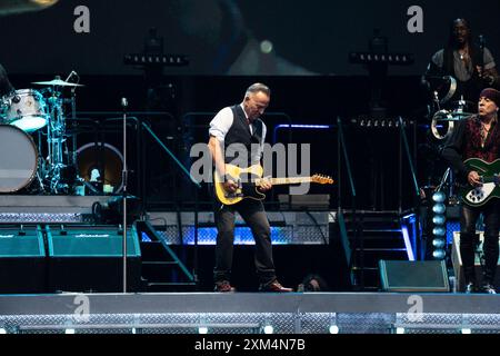 Bruce Springsteen e la e Street Band, si esibiscono dal vivo al Wembley Stadium di Londra il 25 luglio 2024 Foto Stock