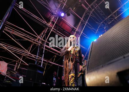 Malmesbury, Inghilterra, Regno Unito. 25 luglio 2024. La performance di Alborosie al WOMAD (World of Music, Arts and Dance) Festival inizia a Charlton Park, Wiltshire, celebrando la musica, le arti e la cultura globali. L'evento presenta esibizioni di artisti internazionali, laboratori, bancarelle gastronomiche e diverse esposizioni culturali, offrendo ai partecipanti un'esperienza vibrante e coinvolgente. (Credit Image: © Joao Daniel Pereira/ZUMA Press Wire) SOLO PER USO EDITORIALE! Non per USO commerciale! Foto Stock