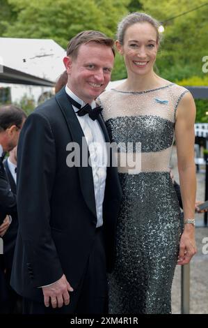Christine Theiss mit Ehemann Hans Theiss bei der Eröffnung der 112. Richard-Wagner-Festspiele 2024 mit der Neuinszenierung von Tristan und Isolde im Bayreuther Festspielhaus. Bayreuth, 25.07.2024 *** Christine Theiss con il marito Hans Theiss all'apertura del Festival Richard Wagner 112 2024 con la nuova produzione di Tristano e Isotta alla Bayreuth Festspielhaus Bayreuth, 25 07 2024 foto:XR.xSchmiegeltx/xFuturexImagex wagner festspiele 4994 Foto Stock