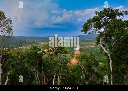 Vista panoramica ad angolo alto che mostra un enorme corridoio stradale e un'estesa bonifica che squarcia la valle della giungla di Koh Rong Sanloem, Cambogia Foto Stock