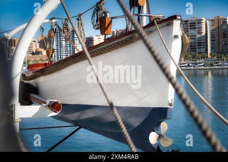 Scialuppa di salvataggio pronta per il salvataggio a bordo di una nave nel porto urbano Foto Stock