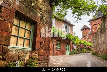 Case rosse fotografate dalla strada di Collonges-la-Rouge, uno dei villaggi più belli della Francia, Corrèze Foto Stock