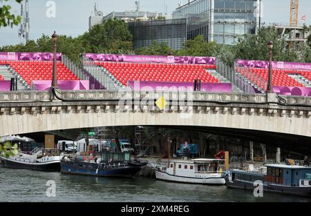 Parigi, Francia. 25 luglio 2024. Tributi allestiti lungo la Senna per accogliere i visitatori paganti a Parigi, Francia, giovedì 25 luglio 2024 rimangono vuoti alla vigilia della cerimonia di apertura dei Giochi Olimpici. Lungo le rive della Senna sono state erette in totale 44.000 barriere metalliche, dove si terrà una sontuosa cerimonia di apertura senza precedenti. Foto di Maya Vidon-White/UPI credito: UPI/Alamy Live News Foto Stock