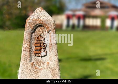 Pietra di confine decorata con lo stemma reale ungherese Foto Stock