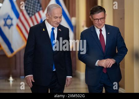 Washington, District of Columbia, USA. 24 luglio 2024. Il primo ministro israeliano BENJAMIN ''BIBI'' NETANYAHU saluta il presidente della camera MIKE JOHNSON (R-LA) e fa alcune osservazioni alla stampa prima di pronunciare un controverso discorso prima di una sessione congiunta del Congresso, 24 luglio 2024 (Credit Image: © Douglas Christian/ZUMA Press Wire) SOLO USO EDITORIALE! Non per USO commerciale! Foto Stock