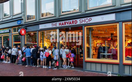 Cambridge, Massachusetts, USA - 28 giugno 2024: Studenti asiatici in fila fuori dal negozio Harvard Shop nel centro di Harvard Square. Foto Stock