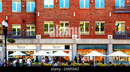 Cambridge, Massachusetts, USA - 19 agosto 2022: Tatta Bakery and Cafe (c. 2016) posti a sedere sul marciapiede in Massachusetts Avenue ad Harvard Square. Foto Stock