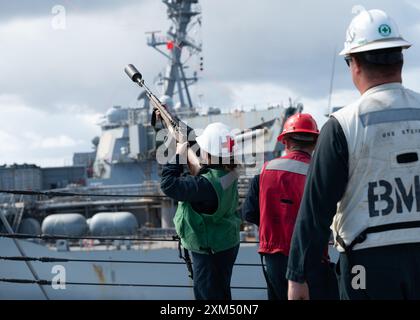 Il sonar Technician 2nd Class, Skyanne Wright, di Shelby, Ohio, spara una linea di tiro a bordo del cacciatorpediniere missilistico guidato classe Arleigh Burke USS Sterett (DDG 104) durante un rifornimento in mare condotto dalla nave ausiliaria di rifornimento petrolifero della Royal New Zealand Navy HMNZS Aotearoa (A 11) e dal cacciatorpediniere missilistico guidato classe Arleigh Burke USS William P. Lawrence (DDG 110), 23 luglio. Ventinove nazioni, 40 navi di superficie, tre sottomarini, 14 forze terrestri nazionali, più di 150 aerei e 25.000 personale partecipano al RIMPAC nelle e intorno alle isole Hawaii, dal giugno 27 al agosto 1. Il larg del mondo Foto Stock