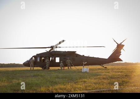 Soldati con Echo Company 2/147th Assault Helicopter Battalion, 63rd Theater Aviation Brigade conducono un UH-60 Blackhawk 'Hot FUEL' presso Camp Grayling Army Airfield a Grayling, Michigan, il 16 luglio 2024. I soldati con la Bravo Company condussero armi aeree a Camp Grayling per il loro addestramento annuale. (Foto della Guardia Nazionale dell'Esercito degli Stati Uniti di Andrew Dickson, Sgt. 1st Class) Foto Stock