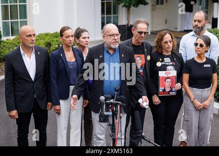 (Da sinistra a destra) Adi Alexander, padre di Edan Alexander, Yael Alexander, madre di Edan Alexander, Liz Naftali, prozia di Abigail Mor Edan, Jonathan Dekel-Chen, padre di Sagui Dekel-Chen, Ronen neutra, padre di Omer neutra, Orna neutra, madre di Omer neutra, Rachel Goldberg, madre di Hersch Goldberg-Polin e Jon Polin, padre di Hersch Goldberg-Polin, parlano alla stampa fuori dall'ala ovest dell'Ufficio ovale, dopo aver incontrato il presidente Joe Biden e il primo ministro israeliano Benjamin Netanyahu, giovedì 25 luglio 2024. Foto di Aaron Schwartz/UPI Foto Stock