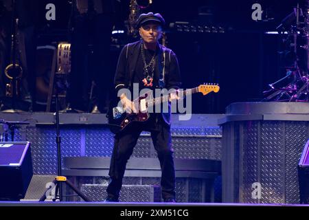 Londra, Regno Unito. 25 luglio 2024. Il chitarrista Nils Lofgren della e Street band si esibisce al Wembley Stadium come parte del tour 'Bruce Springsteen and the e Street Band 2024'. Credito: Justin ng/Alamy Live News Foto Stock