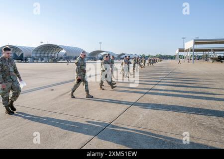 Gli aviatori di tutto il 192nd Wing, la Virginia Air National Guard, conducono una camminata di detriti estranei (FOD) che eliminano detriti che potrebbero causare danni agli aerei il 14 luglio 2024, presso la Joint base Langley-Eustis a Hampton, Virginia. I Guardsmen condussero la FOD Walk prima di lanciare gli F-22 Raptors dal 1st Fighter Wing e dal 192nd Wing all'esercitazione Red Flag presso Nellis Air Force base, Nevada. I distintivi erano sfocati per la sicurezza. (Foto della U.S. Air National Guard del Master Sgt. Jonathan Garcia) Foto Stock