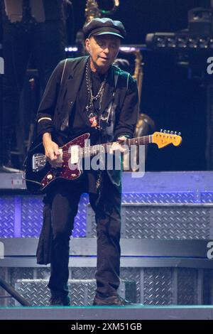 Londra, Regno Unito. 25 luglio 2024. Il chitarrista Nils Lofgren della e Street band si esibisce al Wembley Stadium come parte del tour 'Bruce Springsteen and the e Street Band 2024'. Credito: Justin ng/Alamy Live News Foto Stock