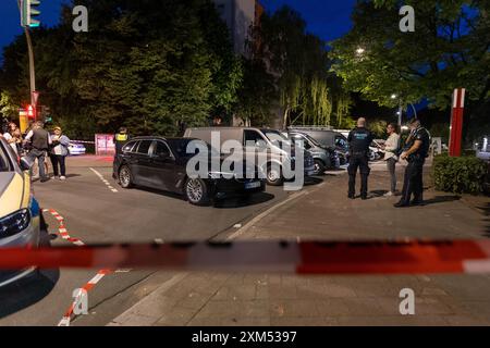 Amburgo, Germania. 25 luglio 2024. Le forze di polizia stanno insieme durante un'operazione nel distretto di Amburgo di Lurup. Un uomo apparentemente instabile mentalmente ha innescato un'importante operazione di polizia ad Amburgo-Lurup. Credito: Bodo Marks/dpa/Alamy Live News Foto Stock