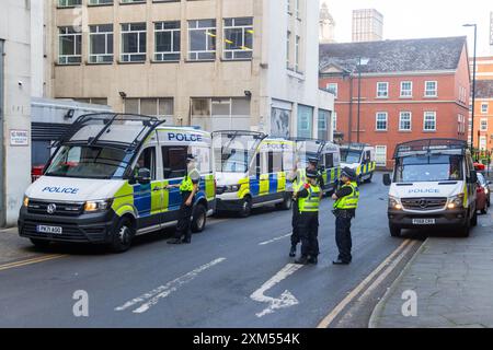 Manchester, Regno Unito. 25 LUGLIO 2024. La polizia finalmente arriva una volta che la protesta si è conclusa, in quanto i manifestanti si erano precedentemente riuniti in una dimostrazione contro un video rilasciato dall'aeroporto di Manchester in cui gli ufficiali di GMP Firearms sono stati visti usare la forza contro i manifestanti con l'incidente rinviato all'IPCC. I manifestanti bloccarono i tram e il traffico a Piazza San Pietro senza alcun intervento della polizia. I manifestanti si sono dispersi dopo circa 2 ore. Credito Milo Chandler/Alamy Live News Foto Stock