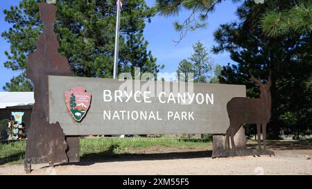 Bryce Canyon, Utah, USA - 18 giugno 2024; insegna all'ingresso del Bryce Canyon National Park con opere d'arte in metallo Foto Stock