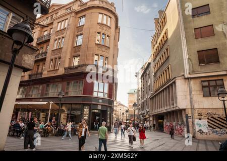 La fotografia mostra la gente che cammina in via Čika Ljubina nel centro di Belgrado. L'immagine cattura la vita quotidiana e l'atmosfera urbana del ci Foto Stock