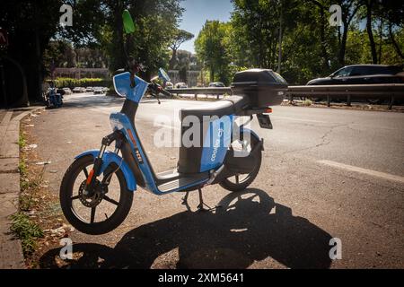 Foto di uno scooter cooltra in affitto in una strada di Roma. Cooltra è una società con sede a Barcellona, in Spagna, fondata nel 2006. La società provi Foto Stock