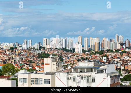 Salvador, Bahia, Brasile - 19 luglio 2024: Vista di edifici e case residenziali nel centro della città di Salvador, Bahia in una giornata di sole. Foto Stock