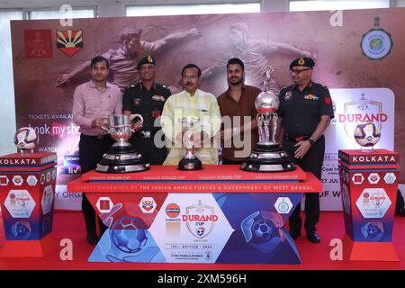 25 luglio 2024, Kolkata, Bengala Occidentale, India: Shri Rajesh Sinha, IAS Segretario principale Dipartimento dei servizi giovanili e del governo dello sport del Bengala Occidentale, tenente generale RC Srikanth, VSM, Capo di Stato maggiore, comando Orientale del comando generale, Presidente del Comitato organizzatore Durand Cup (DCOC), Shri Aroop Biswas, Ministro dei servizi giovanili e dello sport, Housing and Power, governo del Bengala Occidentale, Sig. Manoj Tiwary Ministro di Stato per i servizi giovanili e lo sport e maggior generale Rajesh A. Moghe, VSM, GOC Bengal Sub area, Vice Presidente DCOC al Meet the press ahead the Durand Cup 2024. (Immagine di credito: © Dipa Chak Foto Stock