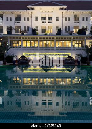 Raffles Hotel, ex Grand Hotel, di notte a Siem Reap, Cambogia. Foto Stock