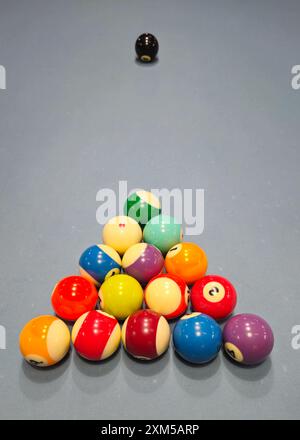 Primo piano di palline da biliardo a forma di triangolo. Questo è uno sport da 8 Ball Pool, prima del calcio d'inizio Foto Stock