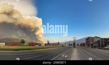 25 luglio 2024, Jasper, Alberta, Canada: Il fumo di un incendio si alza sopra il Jasper National Park in Alberta. Gli enormi e veloci incendi hanno distrutto fino a metà della storica città canadese di Jasper, dicono i funzionari, e le fiamme sono ancora fuori controllo, mentre i vigili del fuoco cercano di salvare il maggior numero possibile di edifici. Intere strade della città principale nel Jasper National Park del Canada occidentale sono state livellate dall'incendio. Non sono stati segnalati decessi, circa 20.000 turisti e 5.000 residenti sono fuggiti dalla zona montuosa dell'Alberta. (Credit Image: © Jasper National Park/ZUMA Press Wire) EDITORIALE U Foto Stock