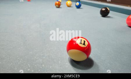 Primo piano di palline da biliardo su un set di giochi da tavolo grigio noto come piscina da otto palloni, sei tasche, sport di punta. Foto Stock