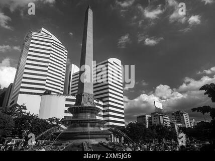 Obelisco di Plaza Francia o Plaza Altamira con edificio moderno sullo sfondo, Altamira, Caracas, Venezuela Foto Stock