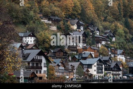 Hallstatt, Austria - 31 ottobre 2023 : pittoresco villaggio incastonato nelle Alpi austriache, con tradizionali case in legno che costeggiano la collina. La A. Foto Stock