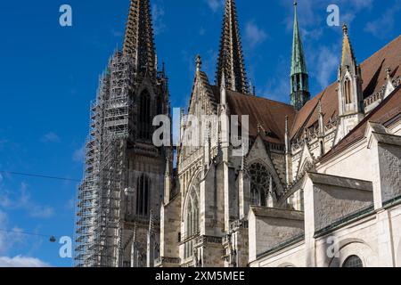 Ratisbona, Germania - 06 novembre 2023: Cattedrale di Ratisbona in Germania con impalcature e cielo blu. Foto Stock