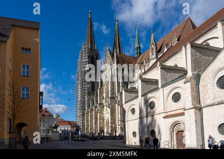 Ratisbona, Germania - 06 novembre 2023: Un'alta cattedrale con impalcature a Ratisbona, Germania. Foto Stock