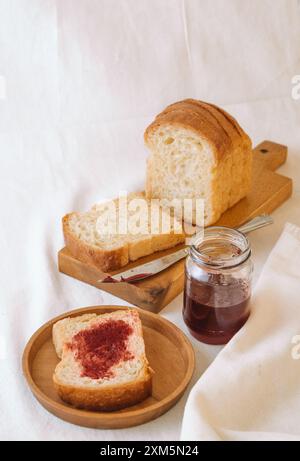 una fetta di pane con la marmellata Foto Stock