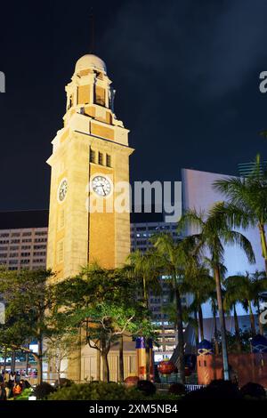 La Torre dell'Orologio di Hong Kong di sera Foto Stock