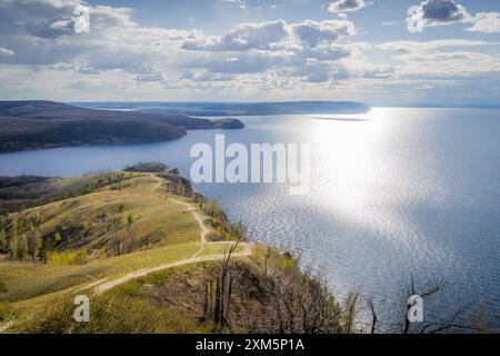 Il bellissimo paesaggio e il sentiero escursionistico ai monti Zhiguli, all'Oblast' di Samara, in Russia, con vista panoramica sul fiume Volga. Foto Stock