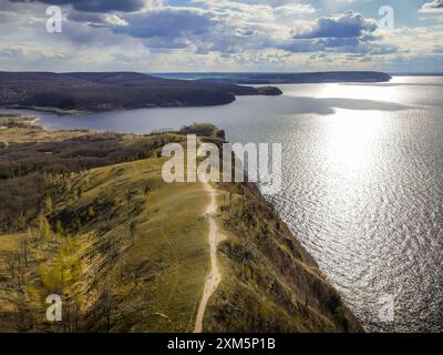 Il bellissimo paesaggio e il sentiero escursionistico ai monti Zhiguli, all'Oblast' di Samara, in Russia, con vista panoramica sul fiume Volga. Foto Stock