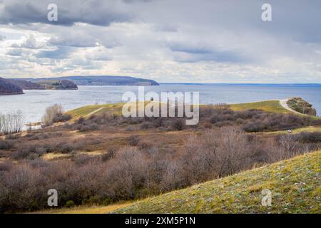 Il bellissimo paesaggio e il sentiero escursionistico ai monti Zhiguli, all'Oblast' di Samara, in Russia, con vista panoramica sul fiume Volga. Foto Stock