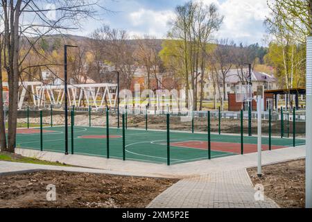 La struttura sportiva e il piccolo stadio a Zhigulevsk, una piccola città in Russia, regione di Samara, vicino al fiume Volga. Foto Stock