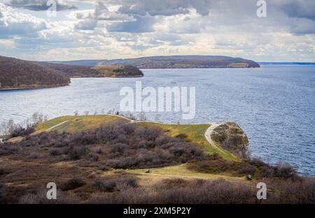 Il bellissimo paesaggio e il sentiero escursionistico ai monti Zhiguli, all'Oblast' di Samara, in Russia, con vista panoramica sul fiume Volga. Foto Stock