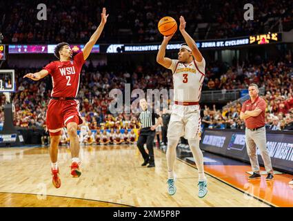 Omaha, Nebraska. Stati Uniti 23 marzo 2024. Tamin Lipsey #3, guardia degli Iowa State Cyclones, ha un tiro di 3 punti contro i Washington State Cougars, guardia Myles Rice #2 nel primo tempo durante un campionato di pallacanestro maschile NCAA Division 1 del 2024, secondo turno, partita di pallacanestro tra i Washington State Cougars e gli Iowa State Cyclones al CHI Health Center di Omaha, Nebraska. Iowa State ha vinto 67-56.Michael Spomer/Cal Sport Media/Alamy Live News Foto Stock