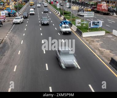 Traffico leggero in entrata e in uscita dal terzo ponte continentale come visto nell'area di Iyana Oworo a Lagos, Nigeria, 20 luglio 2023. I prezzi del carburante salirono a 680 naira Foto Stock