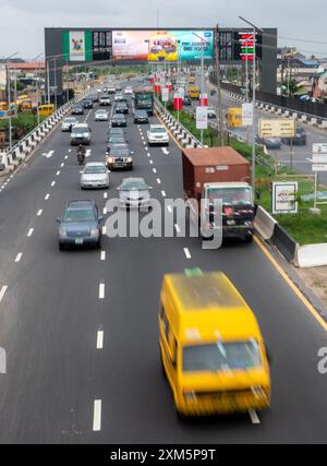 Traffico leggero in entrata e in uscita dal terzo ponte continentale come visto nell'area di Iyana Oworo a Lagos, Nigeria, 20 luglio 2023. I prezzi del carburante salirono a 680 naira Foto Stock