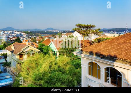 Case con tetti in tegole e una splendida vista della città di da Lat Foto Stock