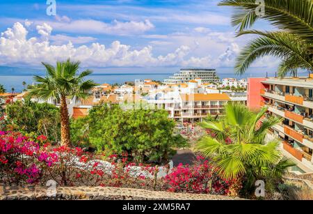 Puerto de Santiago, Tenerife. Città costiera soleggiata con palme, fiori vivaci e splendide viste sull'oceano. Perfetta fuga tropicale Foto Stock